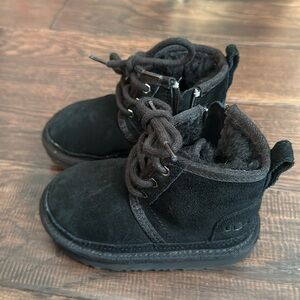 Toddler kids Neumel Black booties size 7 Like new condition